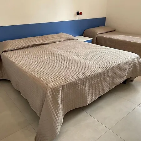 Flat In A With Shared Pool דירה ביביונה